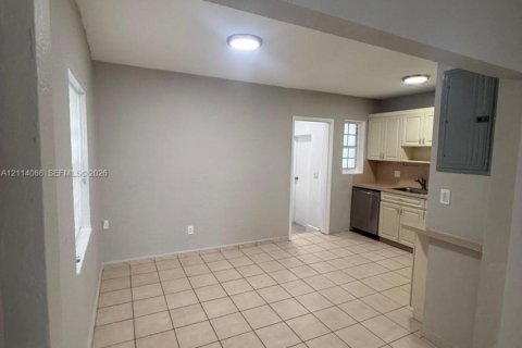 Villa ou maison à louer à Miami, Floride: 2 chambres, 197.7 m2 № 2439376 - photo 3