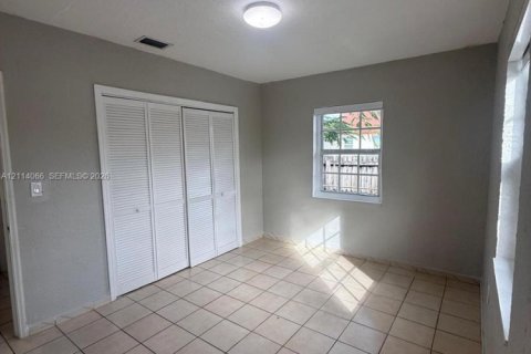 Villa ou maison à louer à Miami, Floride: 2 chambres, 197.7 m2 № 2439376 - photo 8