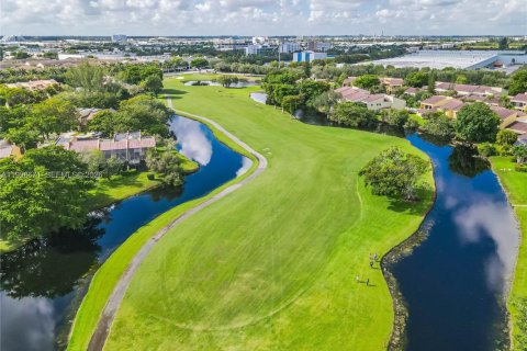 Купить таунхаус в Дорал, Флорида 3 спальни, 159.05м2, № 2060672 - фото 22