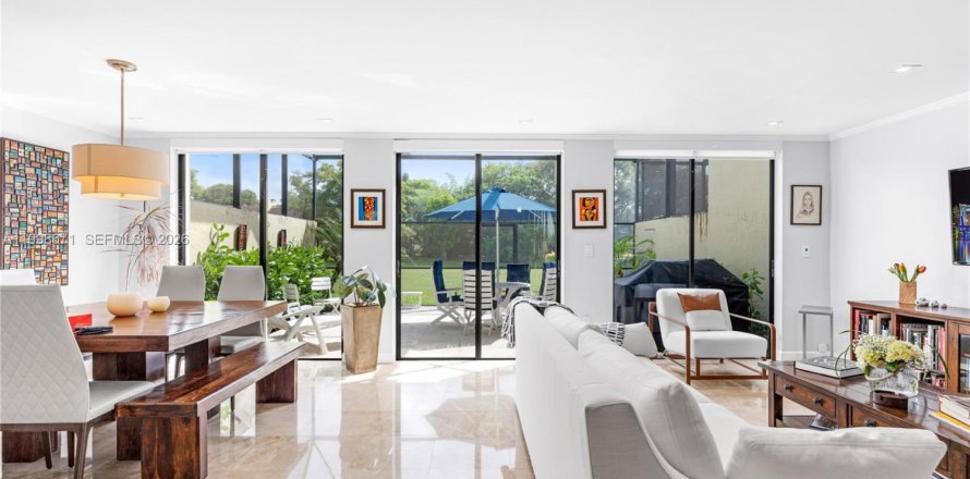 Таунхаус в Дорал, Флорида 3 спальни, 159.05м2 № 2060672