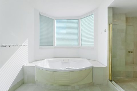 Condo in Miami Beach, Florida, 3 bedrooms № 2087214 - photo 20