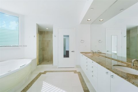 Condo in Miami Beach, Florida, 3 bedrooms № 2087214 - photo 19