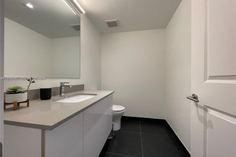 Condominio en alquiler en Miami, Florida, 1 dormitorio, 78.97 m2 № 2009611 - foto 7