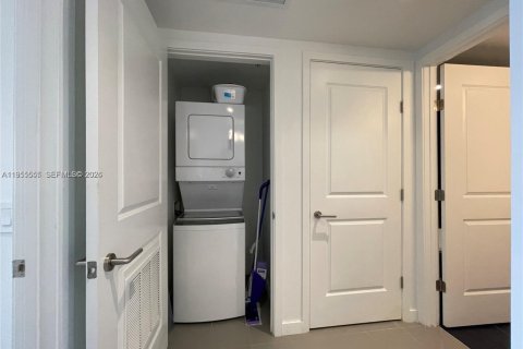 Condominio en alquiler en Miami, Florida, 1 dormitorio, 78.97 m2 № 2009611 - foto 12