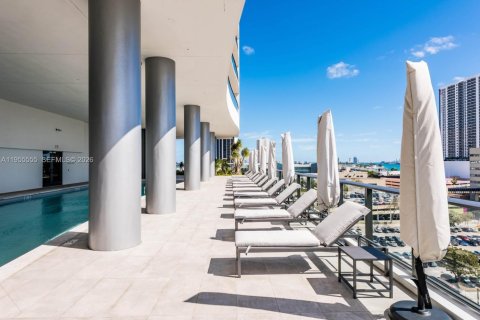 Condominio en alquiler en Miami, Florida, 1 dormitorio, 78.97 m2 № 2009611 - foto 25