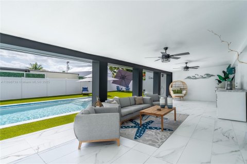 House in Miami, Florida 4 bedrooms, 142.79 sq.m. № 2012504
