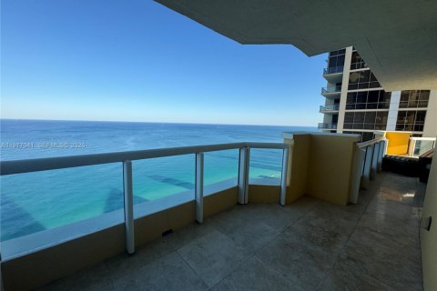 Снять в аренду кондоминиум в Санни-Айлс-Бич, Флорида 3 спальни, 254.18м2, № 2041541 - фото 2