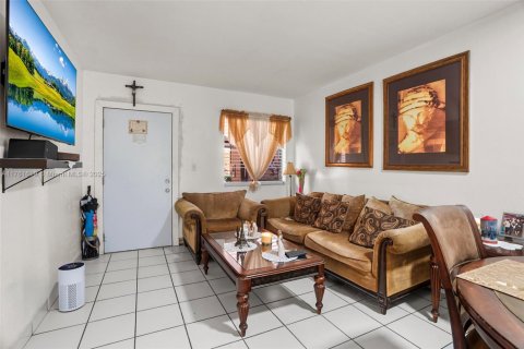 Condo in Hialeah, Florida, 2 bedrooms  № 1699027 - photo 5