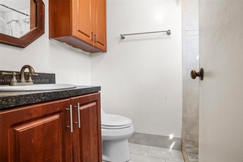 Condo in Hialeah, Florida, 2 bedrooms  № 1699027 - photo 18