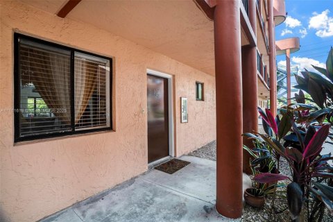 Condo in Hialeah, Florida, 2 bedrooms  № 1699027 - photo 3