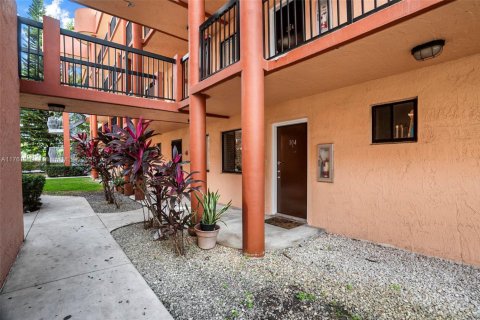 Condo in Hialeah, Florida, 2 bedrooms  № 1699027 - photo 2