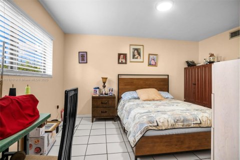 Condo in Hialeah, Florida, 2 bedrooms  № 1699027 - photo 17