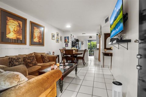 Condo in Hialeah, Florida, 2 bedrooms  № 1699027 - photo 4
