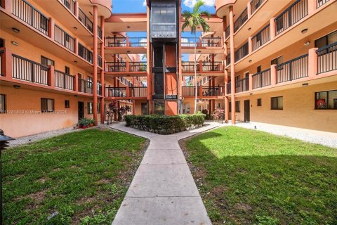 Condo in Hialeah, Florida, 2 bedrooms  № 1699027 - photo 1