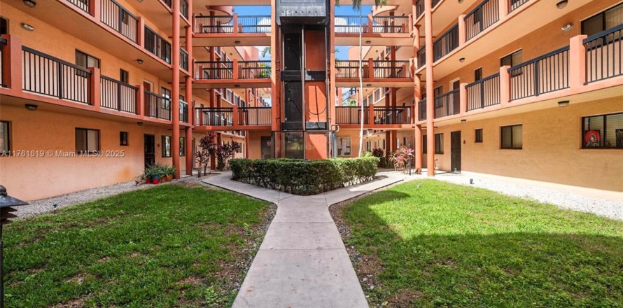 Condo in Hialeah, Florida, 2 bedrooms  № 1699027