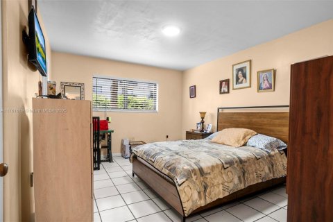 Condo in Hialeah, Florida, 2 bedrooms  № 1699027 - photo 16