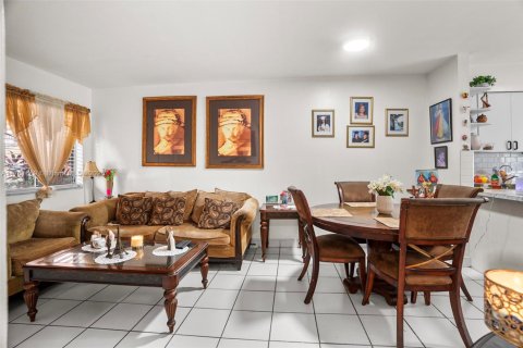Condo in Hialeah, Florida, 2 bedrooms  № 1699027 - photo 6