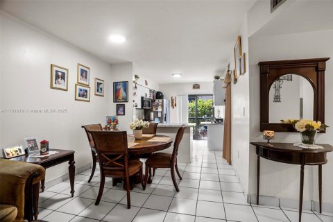 Condo in Hialeah, Florida, 2 bedrooms  № 1699027 - photo 8