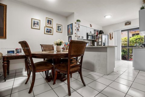 Condo in Hialeah, Florida, 2 bedrooms  № 1699027 - photo 9