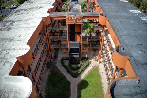 Condo in Hialeah, Florida, 2 bedrooms  № 1699027 - photo 21