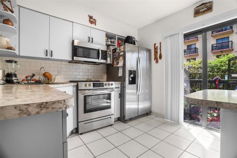 Condo in Hialeah, Florida, 2 bedrooms  № 1699027 - photo 11