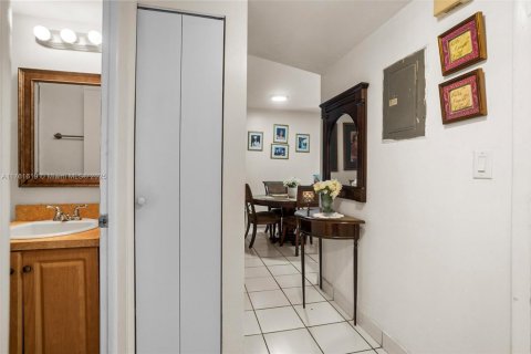 Condo in Hialeah, Florida, 2 bedrooms  № 1699027 - photo 15