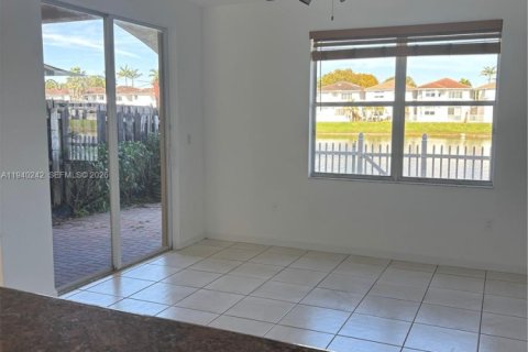 House in Doral, Florida 3 bedrooms, 195.47 sq.m. № 1997195 - photo 24