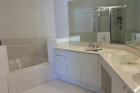 House in Doral, Florida 3 bedrooms, 195.47 sq.m. № 1997195 - photo 21