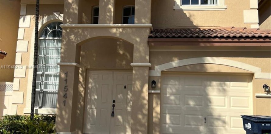 Дом в Дорал, Флорида 3 спальни, 195.47м2 № 1997195