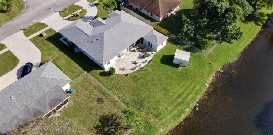 House in Royal Palm Beach, Florida 3 bedrooms, 184.88 sq.m. № 1009698
