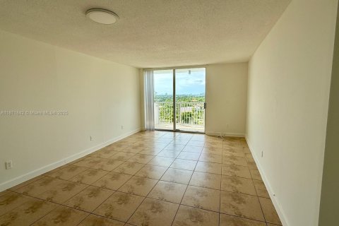 Copropriété à louer à North Miami, Floride: 1 chambre, 74.97 m2 № 1924134 - photo 4