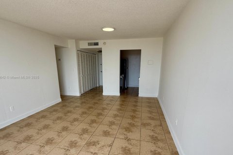 Copropriété à louer à North Miami, Floride: 1 chambre, 74.97 m2 № 1924134 - photo 13