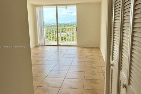 Copropriété à louer à North Miami, Floride: 1 chambre, 74.97 m2 № 1924134 - photo 2