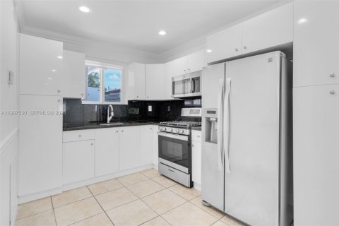 Villa ou maison à louer à Miami, Floride: 2 chambres, 251.86 m2 № 2060855 - photo 4