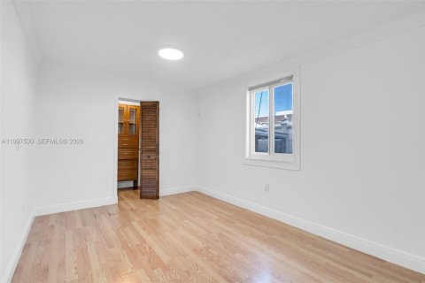 Villa ou maison à louer à Miami, Floride: 2 chambres, 251.86 m2 № 2060855 - photo 7