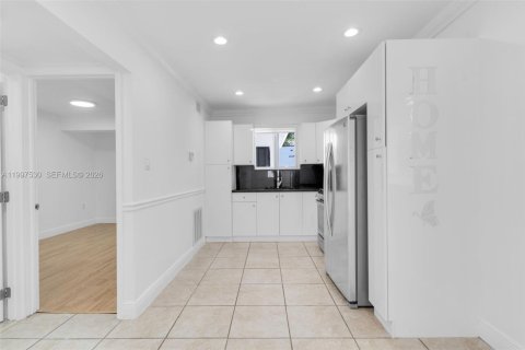 Villa ou maison à louer à Miami, Floride: 2 chambres, 251.86 m2 № 2060855 - photo 3