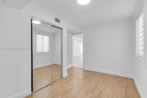 Villa ou maison à louer à Miami, Floride: 2 chambres, 251.86 m2 № 2060855 - photo 6