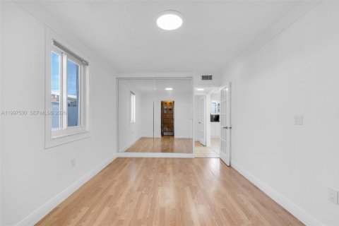 Villa ou maison à louer à Miami, Floride: 2 chambres, 251.86 m2 № 2060855 - photo 8