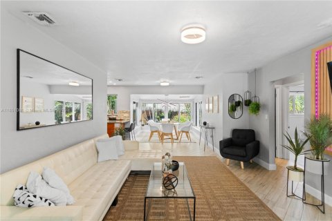 House in Pompano Beach, Florida 3 bedrooms, 114.27 sq.m. № 1854770 - photo 12