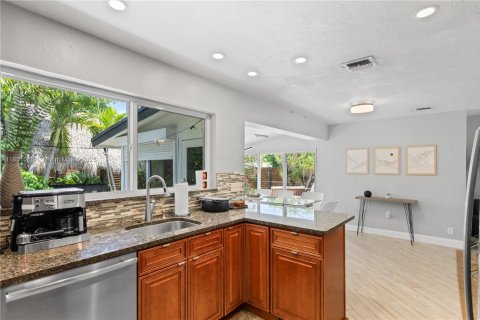 House in Pompano Beach, Florida 3 bedrooms, 114.27 sq.m. № 1854770 - photo 9
