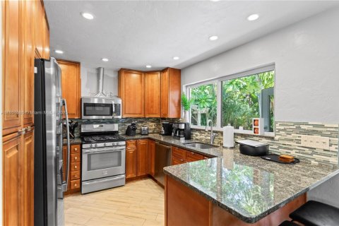 House in Pompano Beach, Florida 3 bedrooms, 114.27 sq.m. № 1854770 - photo 8
