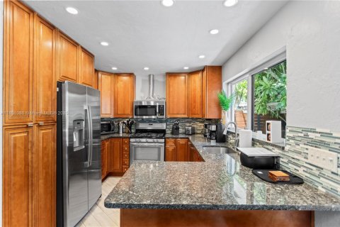 House in Pompano Beach, Florida 3 bedrooms, 114.27 sq.m. № 1854770 - photo 7