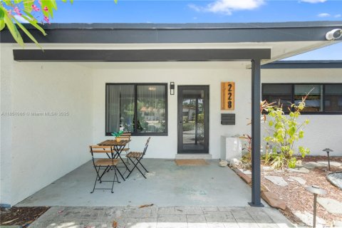 House in Pompano Beach, Florida 3 bedrooms, 114.27 sq.m. № 1854770 - photo 3