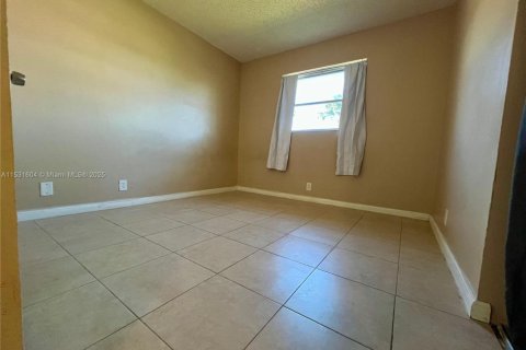 House in Margate, Florida 5 bedrooms, 136.38 sq.m. № 1689429 - photo 26