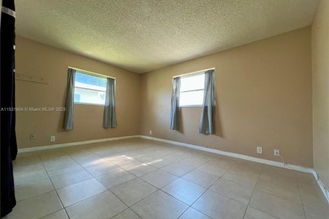 House in Margate, Florida 5 bedrooms, 136.38 sq.m. № 1689429 - photo 16