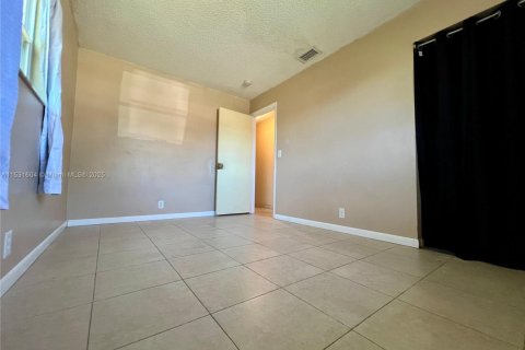 House in Margate, Florida 5 bedrooms, 136.38 sq.m. № 1689429 - photo 22