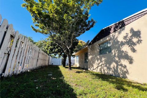 House in Margate, Florida 5 bedrooms, 136.38 sq.m. № 1689429 - photo 29