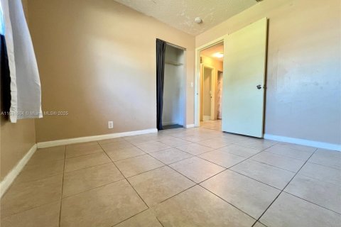 House in Margate, Florida 5 bedrooms, 136.38 sq.m. № 1689429 - photo 25