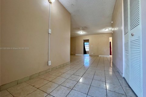 House in Margate, Florida 5 bedrooms, 136.38 sq.m. № 1689429 - photo 13