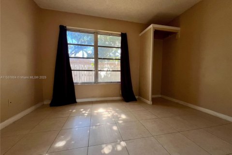 House in Margate, Florida 5 bedrooms, 136.38 sq.m. № 1689429 - photo 23